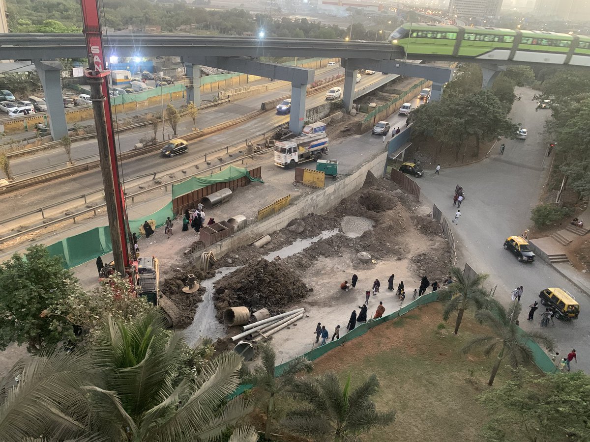 Chemburbjp's tweet image. Bhaktipark Ajmera claims it’s a private property, Then how outside crowd allowed on the private road? This so-called private road has no streetlights, no Conyeyance , and no proper STP cleaning. @AjmeraGroup #InfrastructureIssues #Wadala @Dev_Fadnavis @TukaramKate @mybmcWardMW