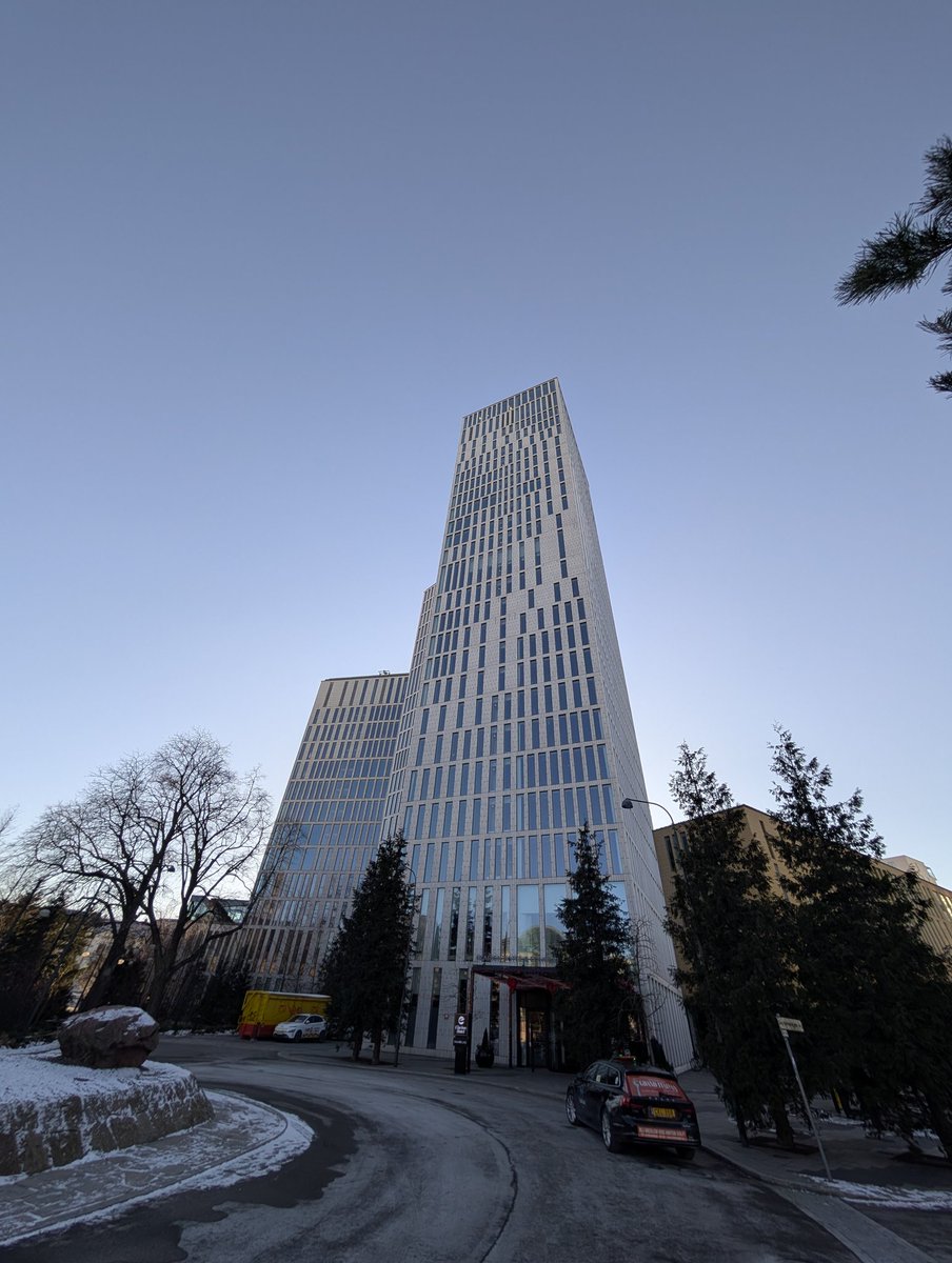 NFC we have arrived 👀 where are all the fuzzies that usually gather at the entrance? I'm freezing, I need fluffy hugs

#NFC2025 #NordicFuzzcon
