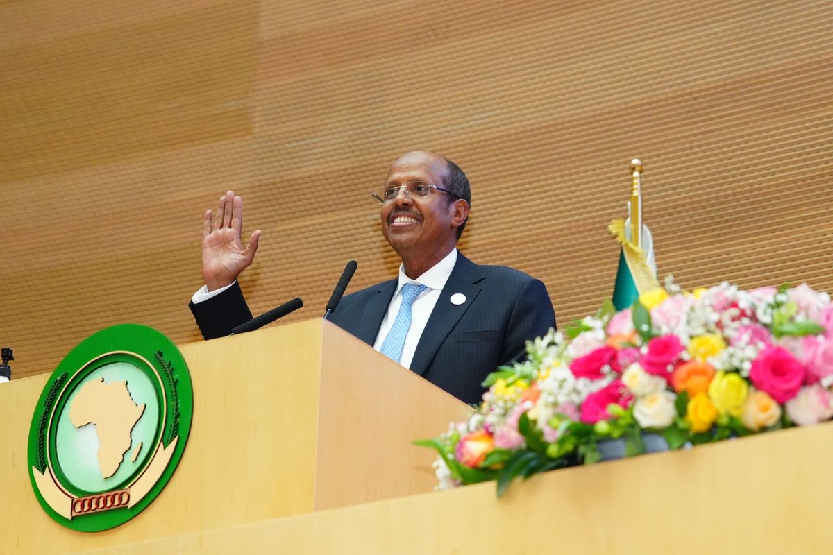 AdenCERD's tweet photo. Rarement une fierté pareille n'a été ressentie par les @Djiboutiens depuis l'obtention de l'indépendance et la victoire de @AhmedSalah au Marathon d'Hiroshima en 1985 ! Félicitations à @ymahmoudali pour son élection à la tête de la @CUA @AUC https://t.co/LZWLTpVlsd