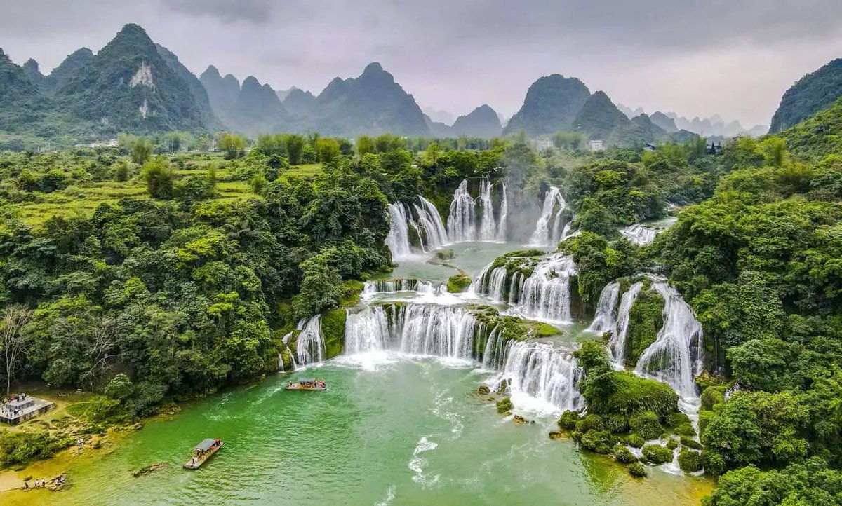 Travelright966's tweet photo. فيتنام  🇻🇳 
بلد آسيوي رهيب للسفر، خصوصًا لو كنت تحب الطبيعة، الأكل اللذيذ، والتكاليف الرخيصة. البلد مليان مناظر طبيعية خرافية،

الحياة هناك رخيصة جدًا، يعني تقدر تاكل أكلة محترمة من الشارع بـ2 إلى 5 دولار، والمواصلات والتنقل بين المدن بأسعار رمزية. الشعب طيب وودود، حتى لو ما كانوا يتكلموا إنجليزي كويس، يحاولوا يساعدوك بأي طريقة.

بشكل عام، فيتنام وجهة مثالية لو تبغى سفر اقتصادي ومغامرات حلوة بدون ما تصرف كثير!

#رحله #طيران_ناس #السفر #تجربة_جديدة #سياحة #رحلتنا_وحدة #فيتنام #هانوي #السفر_الاقتصادي