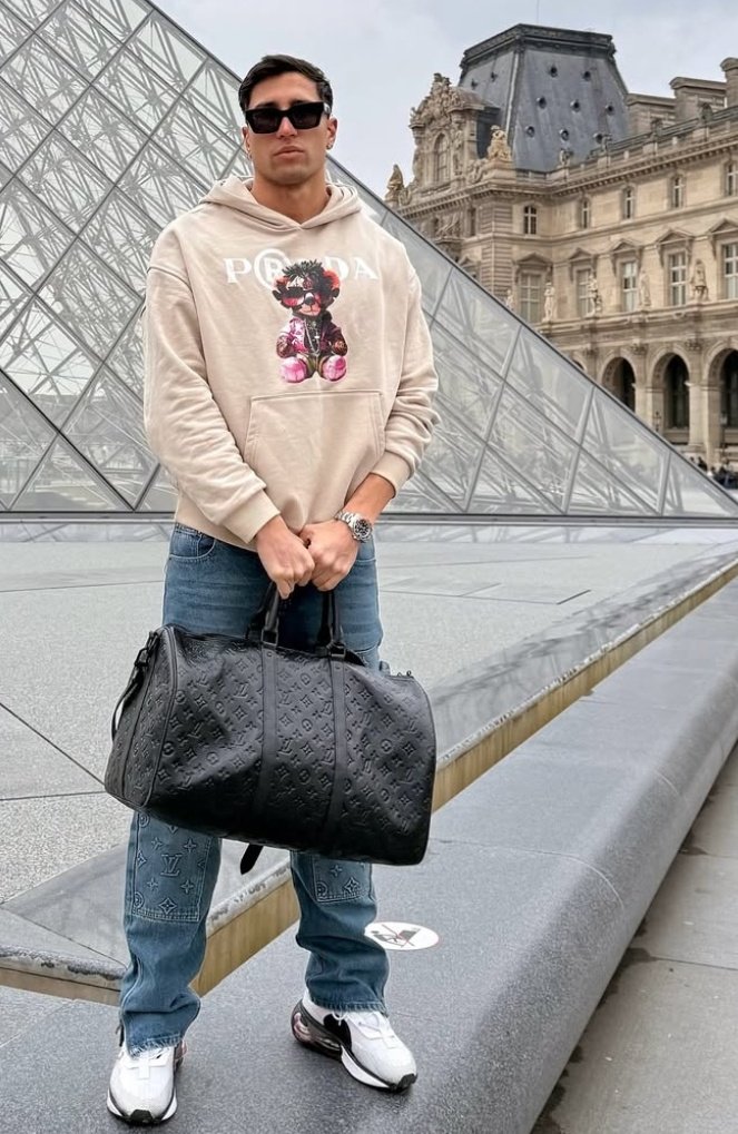 Aliona40625688's tweet photo. Cogió su maleta con la incertidumbre de lo desconocido y sin ningún predecente  y conquisto a muchas personas 😘 #Gianmarco5EDDT https://t.co/1w6wqBPr1R
