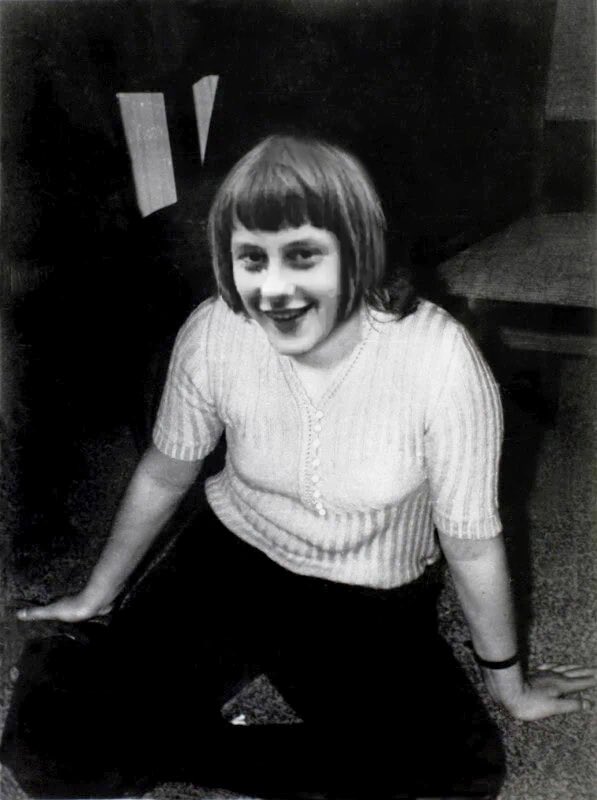 larsfitzner's tweet photo. #angelamerkel hatte schon als Backfisch ein richtig schelmisches Grinsen drauf (Aufnahme aus dem #Merz 1972). https://t.co/3d16fp3mmB