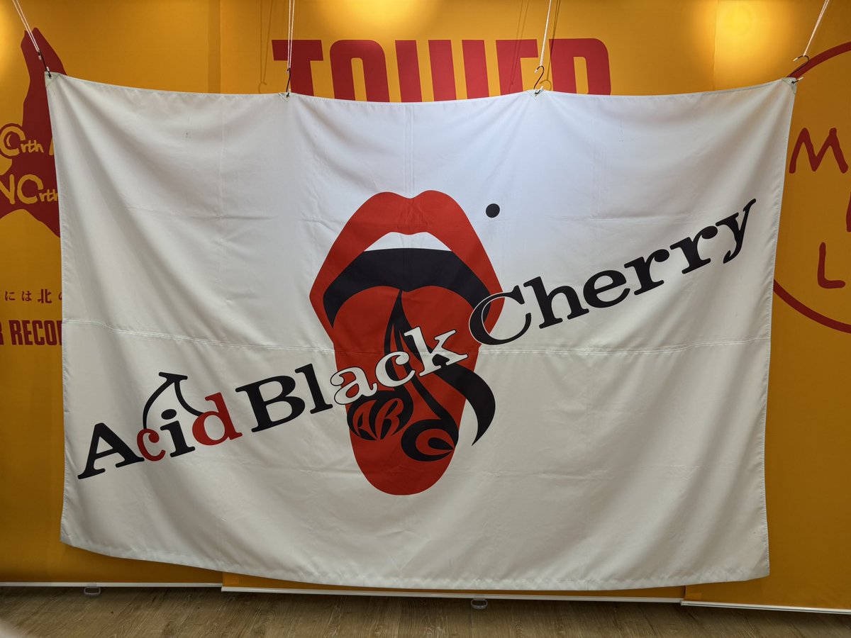may_dazz_realiz's tweet photo. ステッカーは白にしました！
バッグにABCキーホルダーつけてった🍒
菊池さんと話してたら色々な気持ちが込み上げて泣いてしまいそうになって、
菊池さんへのお手紙もその時間yasuに使ってと言われるのわかっていたけど、どうしても感謝を伝えたくて渡させてもらいました

#こころ配り
#AcidBlackCherry https://t.co/IsFWDQ7iAs