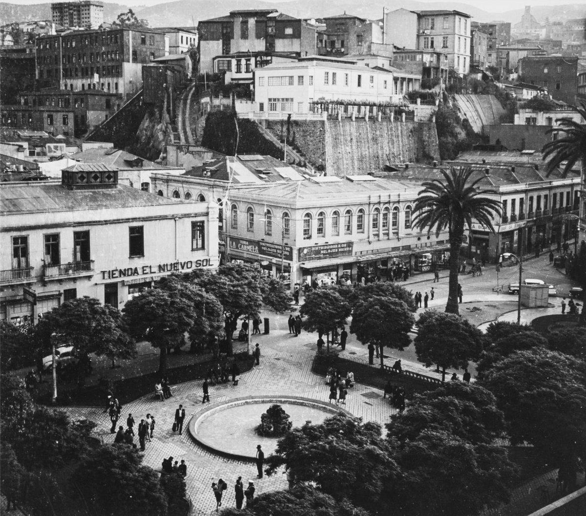 RenzoVaccarezza's tweet photo. La Plaza Echaurren de Valparaíso, 1963.
Fotografía de Sergio Larraín. https://t.co/9MbX1fbvUZ