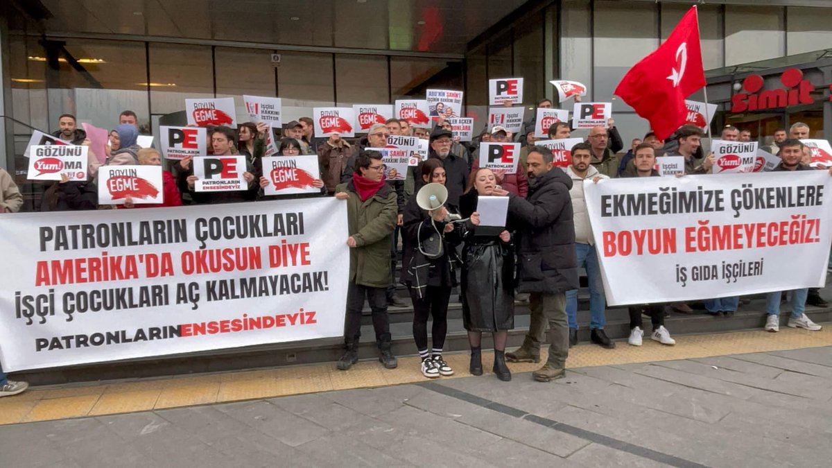 SamsunTKP's tweet photo. KFC ve Pizza Hut işçileri hakkını alana kadar bu kavgadan bir adım geri atmayacağız.

ABD uşağı para babası İlkem Şahin'i uyarıyoruz:

Bu toprakların emekçilerini karşına alma. Bizi façası bozuk sahiplerine uşaklık edenlerle karıştırma!

#İşGıdaİşçisiHakkınıİstiyor https://t.co/UCgTvVsHtr