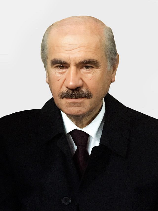 Di parigmaya iro da hûn bi nav û nişana xwe Abdullah Bahçeli dibînin.
Qedera we hemû Kurdan niha di destê vî kesî da ye; mirina we jî û mayîna we jî...
Edo, lawo!..
Here ji dîya xwe ra bibêje mêvan hatine û bila doşeg û balîfan bîne.