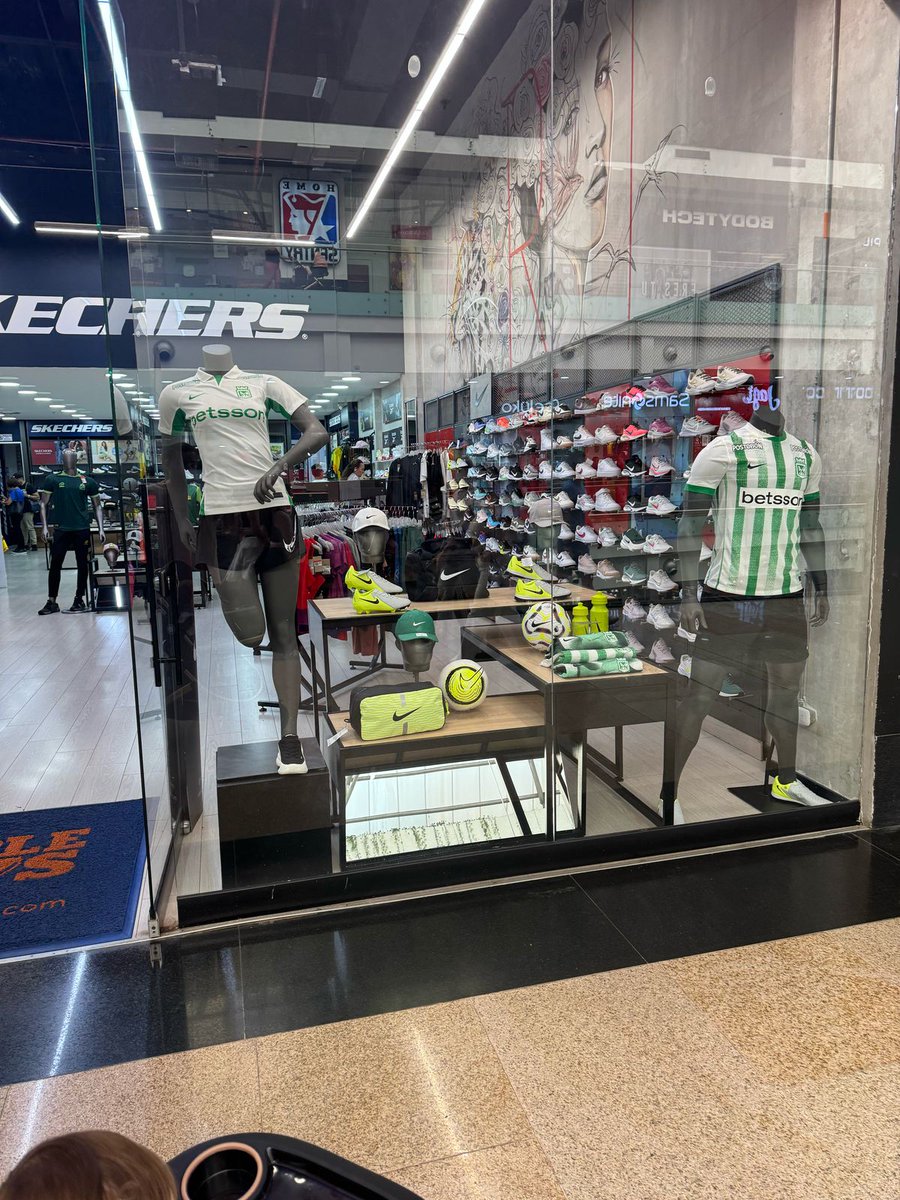 diecab85's tweet photo. Me envía ésta foto un hincha de @ABucaramanga .
Fue a comprar la camiseta nueva a @PeoplePlays_ cacique y se encontró con la sorpresa que tenían exhibidos en vitrina los artículos de nacional.
"Que falta de sentido de pertenencia y respeto con la hinchada " dijo el hincha. https://t.co/xq1pbwq7rR