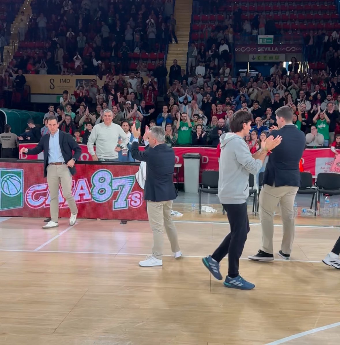 caja87basket's tweet photo. 𝐒𝐨𝐥𝐨 𝐩𝐨𝐝𝐞𝐦𝐨𝐬 𝐝𝐚𝐫 𝐆𝐑𝐀𝐂𝐈𝐀𝐒

🏟️ NUEVO RÉCORD de asistencia en San Pablo: hemos sido 2️⃣3️⃣8️⃣9️⃣ en la grada. 

¡Agradecidos, familia! 💚❤️ 

#ILoveCaja87 #SegundaFEB @IMDSevilla https://t.co/hTulBK4cAz