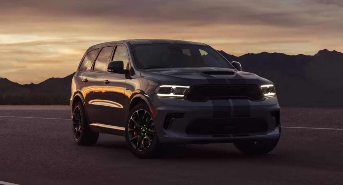 🤓Whoever said that minivans were the only family-friendly option for a 💺3rd-row seat and plenty of 🧳cargo space, clearly hasn't seen the 🤩 spacious and stylish interior of the #DodgeDurango! 😎🚙 #RideInStyle #FamilyAdventureGoals 🌟