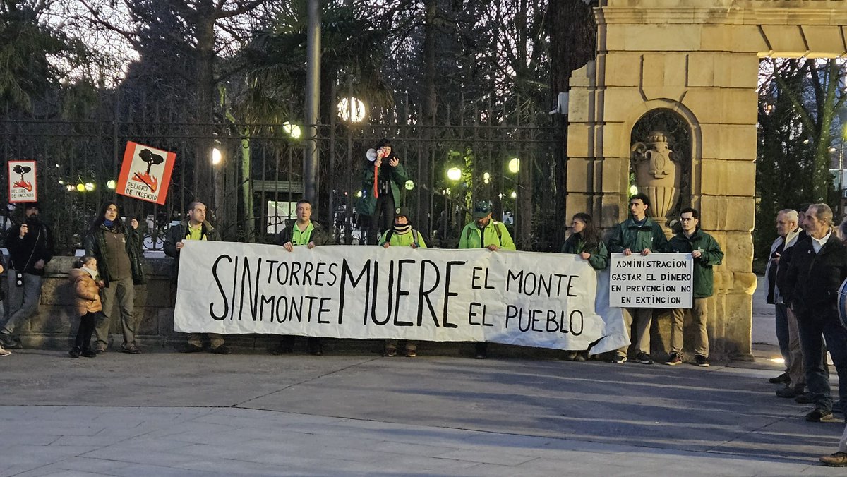 Os dejamos unas fotos de la movilización del viernes en defensa de los puestos de vigilancia de #Soria "Sin torres muere el monte, sin monte muere el pueblo" #LasBRIFconVigilantes #IncendiosForestales #ServicioPúblico #Prevención