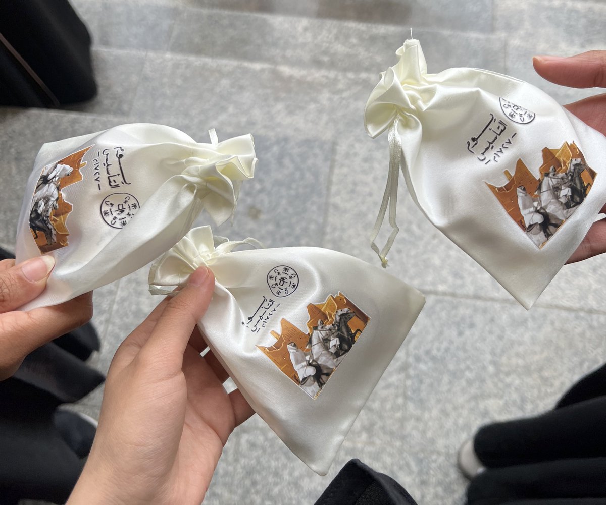 Thank you for this beautiful gift Dr.Mansour. I’d also like to take this opportunity to thank you for your passionate teaching throughout this semester. Your lectures were both enjoyable and informative🧠, and i hope we met (or even exceeded🫣) your expectations👏🏻.
#UQUPT43