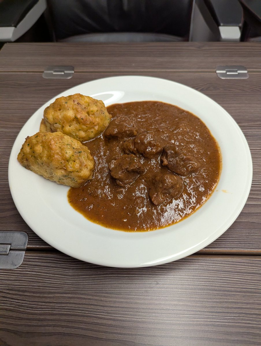 RandulaLibor's tweet image. Každý den (skoro rok) jezdím do práce z Letovic do Prahy. Tam jezdím Railjetem ČD nebo Svitavou a zpátky Valašským expresem. Nastal čas zhodnotit jídlo v jídelních vozech @ceskedrahy_ 
Musím říct, že už jsem tam ochutnal většinu jídel a chuťově se jim nedá moc co vytknout. Záleží…