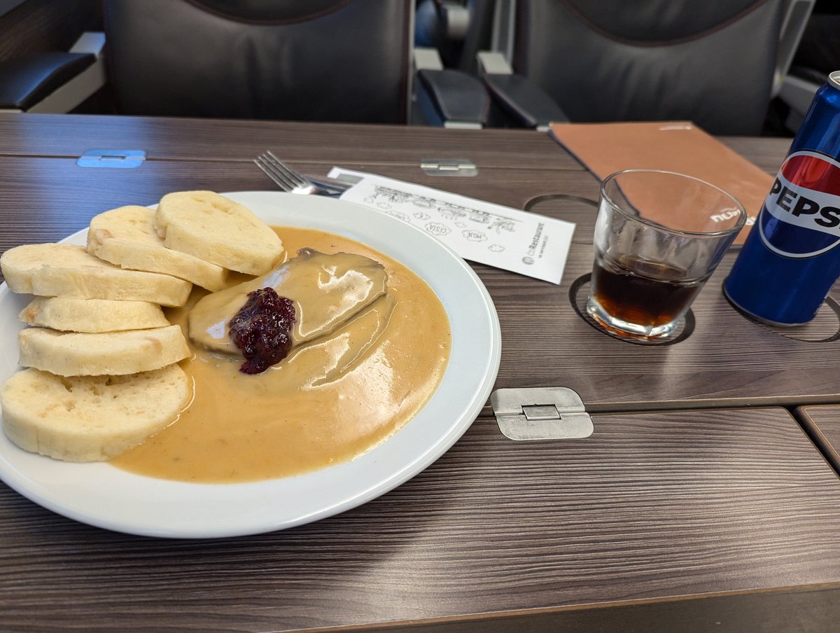 RandulaLibor's tweet image. Každý den (skoro rok) jezdím do práce z Letovic do Prahy. Tam jezdím Railjetem ČD nebo Svitavou a zpátky Valašským expresem. Nastal čas zhodnotit jídlo v jídelních vozech @ceskedrahy_ 
Musím říct, že už jsem tam ochutnal většinu jídel a chuťově se jim nedá moc co vytknout. Záleží…
