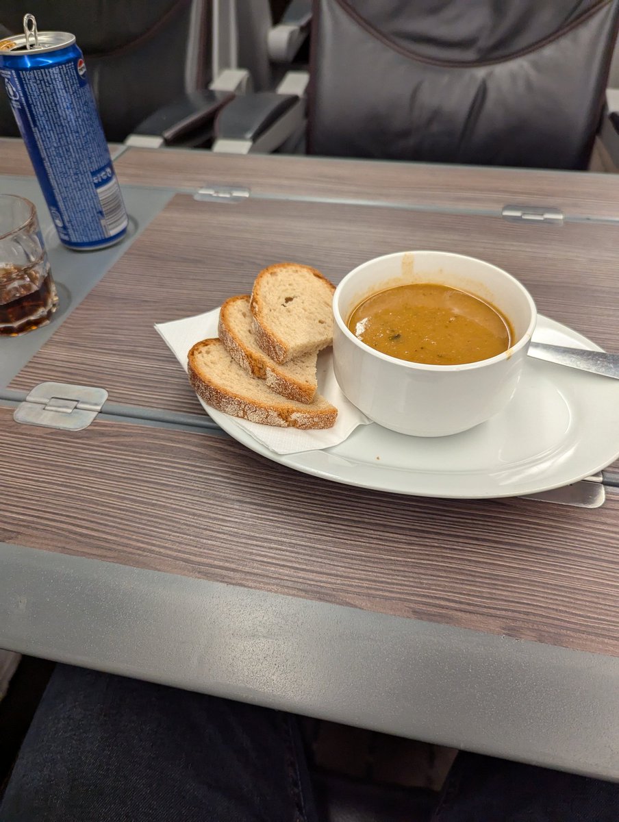 RandulaLibor's tweet image. Každý den (skoro rok) jezdím do práce z Letovic do Prahy. Tam jezdím Railjetem ČD nebo Svitavou a zpátky Valašským expresem. Nastal čas zhodnotit jídlo v jídelních vozech @ceskedrahy_ 
Musím říct, že už jsem tam ochutnal většinu jídel a chuťově se jim nedá moc co vytknout. Záleží…