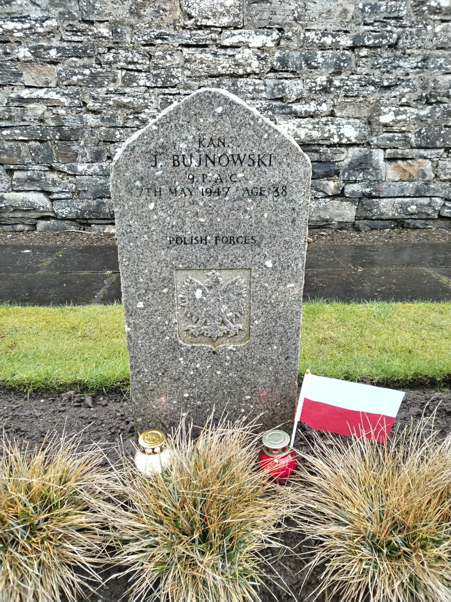PL_HH_Club's tweet photo. Projekt Północ 2025.
Wick, Szkocja, luty 2025.
Kolejnym celem naszej podróży jest miasteczko Wick, również położone w Caithness.
W południowej części miasteczka na lokalnym cmentarzu znajdują się trzy groby naszych żołnierzy. https://t.co/HeDmL9Pz6l