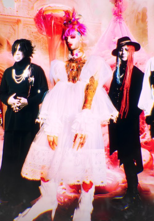 me: i want kyo dir en grey
mum: we have kyo dir en grey at home
kyo dir an grey at home: