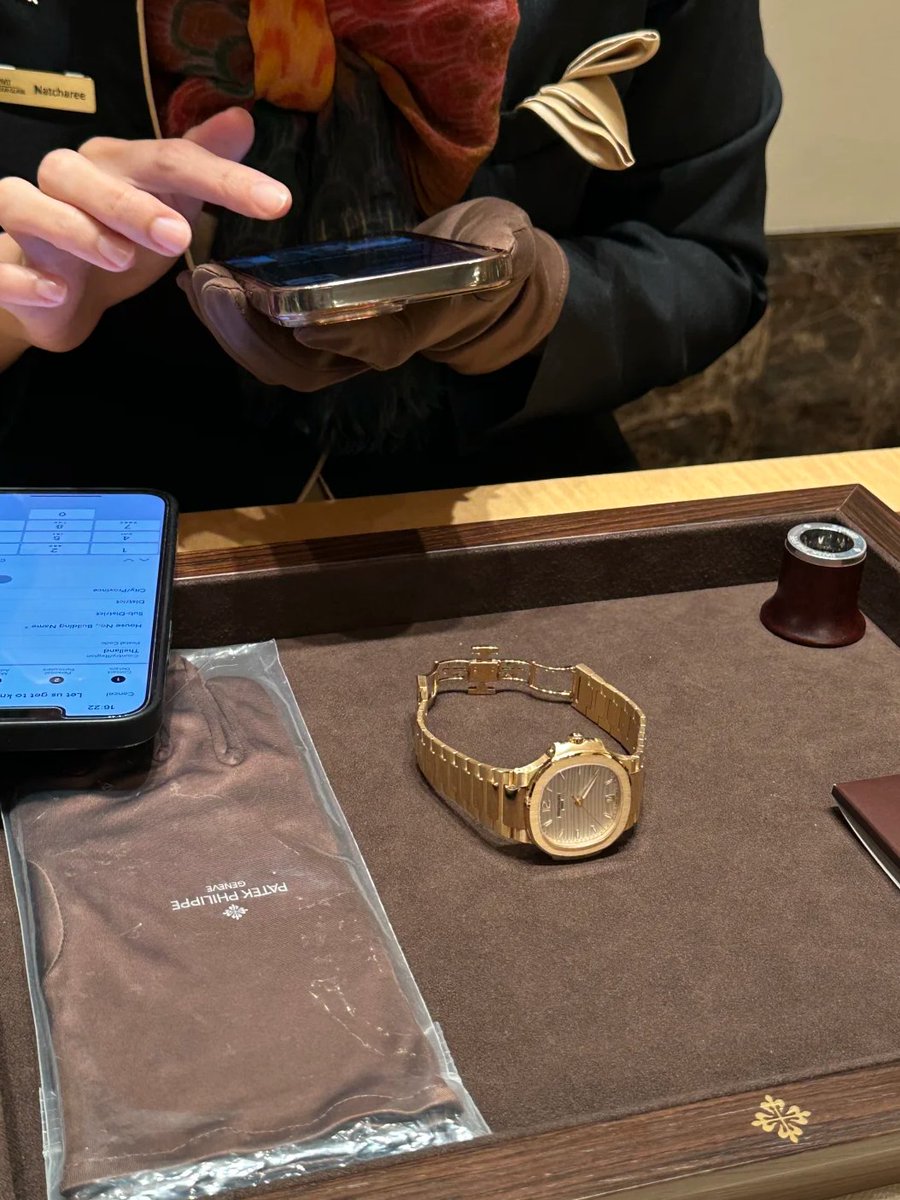 There is a kind of beauty called Patek Philippe
The Patek Philippe 7118 with a white dial is really beautiful. I have worn it for several months and still like it very much. It turns out that no girl can refuse a big gold watch haha~