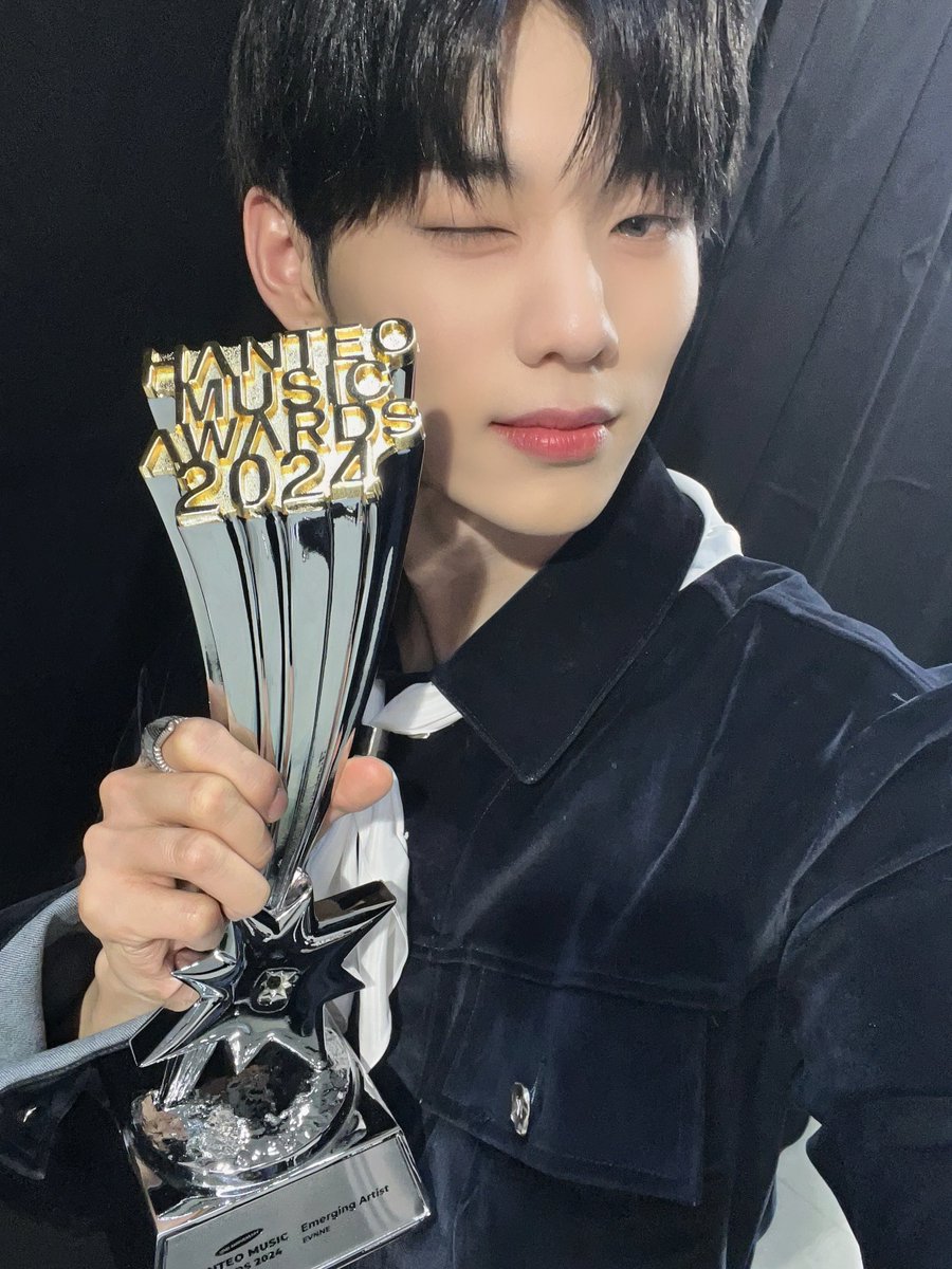 HANTEO MUSIC AWARDS 2024🏆
엔브들 덕분에 받은 상이라 너무 소중하다 고마워💚

#EVNNE #이븐 #이정현 #LEEJEONGHYEON