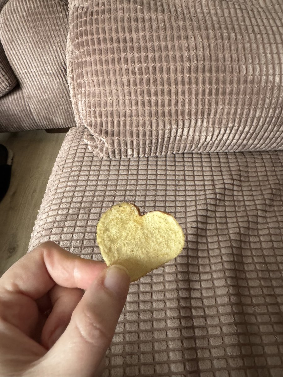 Larafk83's tweet image. Heart shaped crisp! ❤️ 

#Crisps #Heartshape #Cute #Funnyshapes