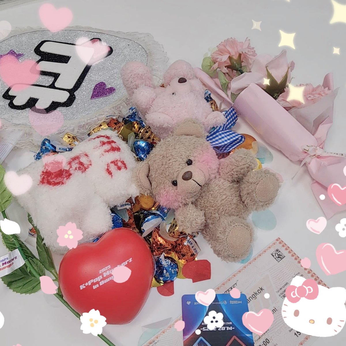 น้องคิวขอบคุณมากนะครับ เห็นตอนแรกน้องเดินผ่านไปแล้ว ไม่คาดฝันจริงๆว่าจะย้อนกลับมา ตอนนั้นได้ยินแต่เสียงคนเรียกน้องคิว ยังไม่ทันได้หันไปมองหน้าน้องดีๆด้วยซ้ำ ประมวลผลไม่ทันเลย จะเก็บรักษาไว้อย่างดี ขอให้คิวมีความสุขในวาเลนไทน์และทุกๆวันเช่นกันนะครับ I LOVE YOU TOO ❤️