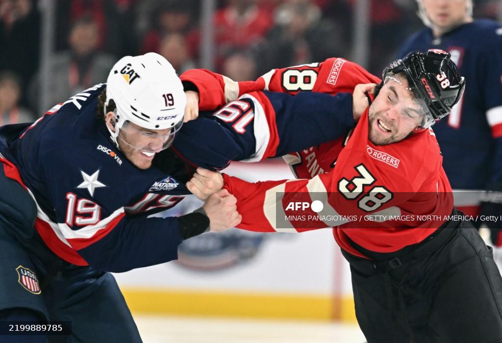 🏒 Trois bagarres en neuf secondes et chœur de huées contre l'hymne américain: le premier match de hockey sur glace en plus de neuf ans entre Canada et Etats-Unis a viré au chaos samedi à Montréal, sur fond de tensions politiques entre les deux pays #AFP