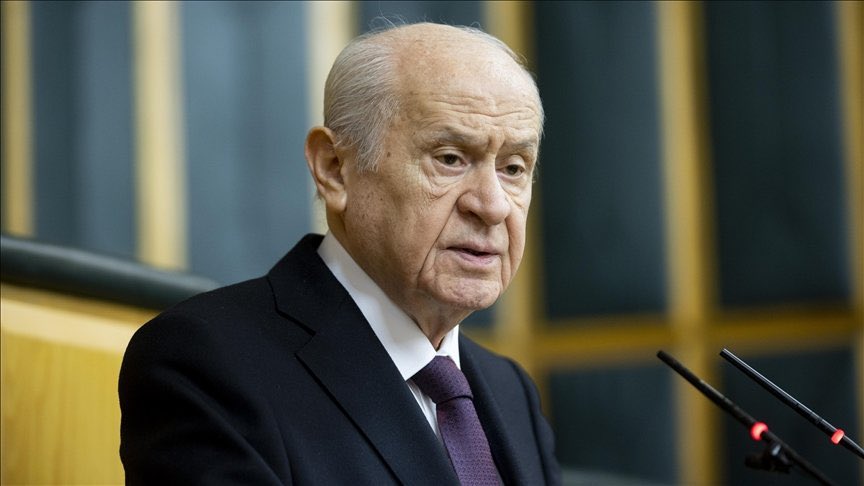 sertel_selim's tweet photo. CHP ve diğer muhalefet partilerinin TÜSİAD Başkanı’nın melez ve mesnetsiz acıkmalarına verdiği destek de açıktır.

Asıl iş ve iştigal alanlarından taşarak Türkiye’ye karşı beşinci kol faaliyetine heveslenen; üretim, yatırım, istihdam, ihracat ve büyüme konusunda geniş çaplı bir vizyon ortay koymaktan mahrum olan TÜSİAD’ın, zımnen ve özneyi gizleyerek Cumhurbaşkanı adaylığı tartışmalarına katılma iştahı ise gözden kaçmayacak ölçüde ortadadır.

TÜSİAD muhalefet cenahını konsolide etme arayışındadır. 

Liderimiz Sayın Devlet Bahçeli