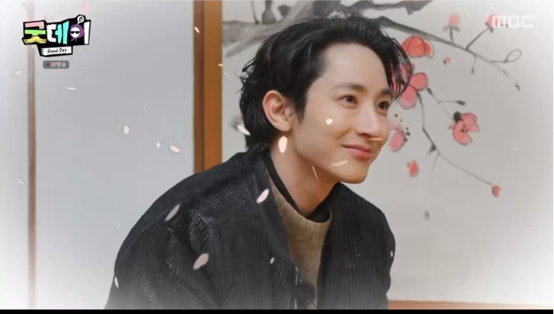 이런미소지으면서 멀찍이 앉아계시는데
굿데이 미리보기와 1 2 3차티저 각종 숏츠 그리고 오늘 1화까지 모든 러닝타임을 통틀어 단 한번도 목소리가 나오지 않은 유일한 게스트임을 깨닫다...
진짜그냥지용이가불러서나오셨나봐ㅁㅊ