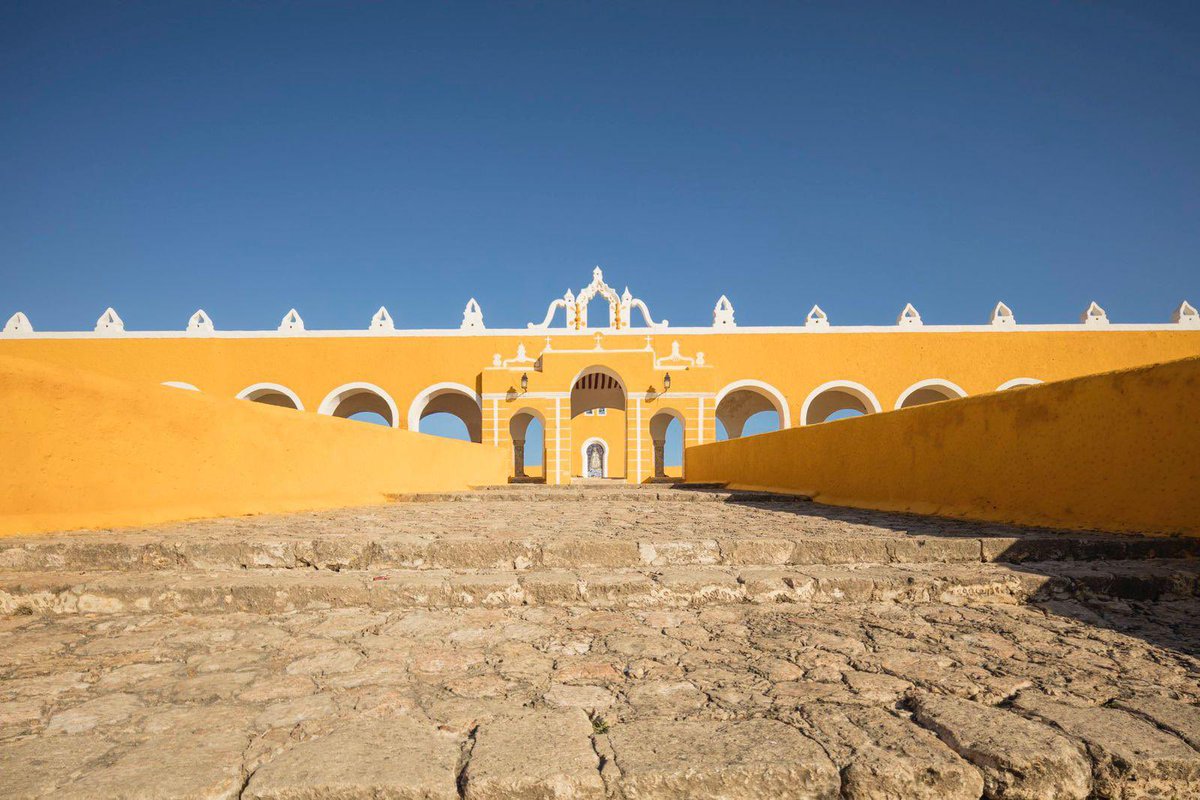 Felicitamos a Izamal, la "Ciudad de las Tres Culturas", por un año más de brillar como #PuebloMágico. 🎊

Su historia, cultura y belleza inigualable, así como su hermosa arquitectura, te enamoran.
Admira sus edificios pintados de amarillo, como el majestuoso Convento de San