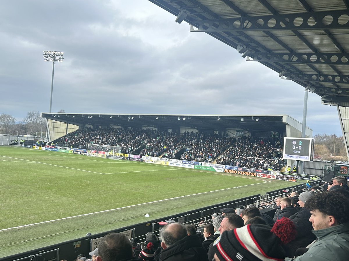 A strong Hibernian away following in the North Stand today 👏