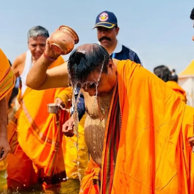 Bihar_clock's tweet photo. केंद्रीय मंत्री नितिन गडकरी ने प्रयागराज महाकुंभ में पवित्र संगम में स्नान कर पूजा-अर्चना की। उन्होंने तस्वीरें साझा कर लिखा आज पवित्र संगम में स्नान और पूजा-अर्चना का सौभाग्य प्राप्त हुआ! पवित्र, निर्मल माँ गंगा का आशीर्वाद मिला। #Mahakumbh #nitingadkari #Prayagraj #HindiNews https://t.co/5eYWetiIot