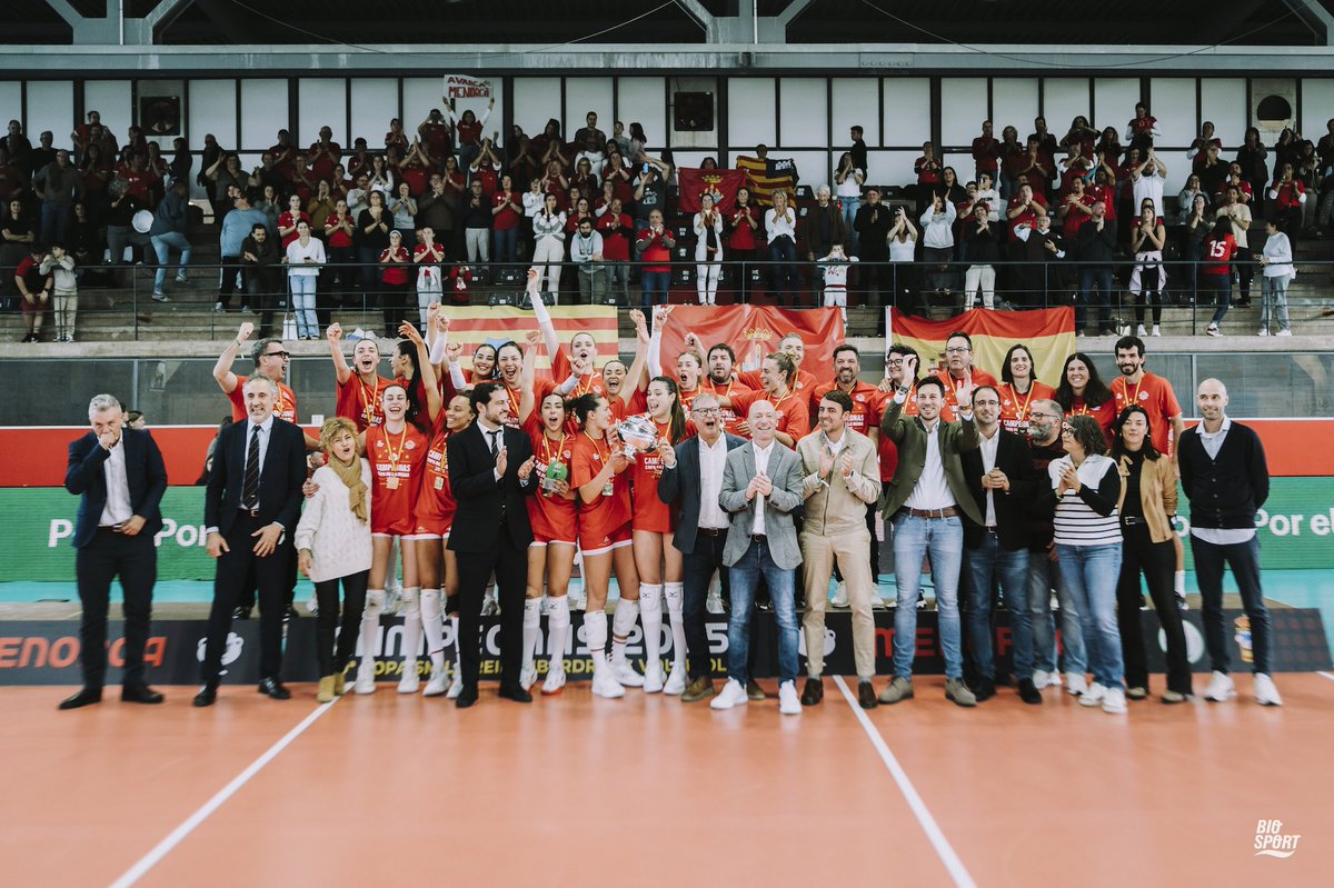 🤩🔝Ya TENEMOS CAMPEÓN 𝐝𝐞 𝐥𝐚 𝐋 𝐂𝐨𝐩𝐚 𝐝𝐞 𝐒𝐌 𝐋𝐚 𝐑𝐞𝐢𝐧𝐚 𝐈𝐛𝐞𝐫𝐝𝐫𝐨𝐥𝐚!!!!!!!!!! 

𝐀𝐕𝐀𝐑𝐂𝐀 𝐃𝐄 𝐌𝐄𝐍𝐎𝐑𝐂𝐀 se corona en casa, ante su incondicional afición 👏🏽

El conjunto balear derrotó en cuatro sets a <a href="/CD_Heidelberg/">CD Heidelberg</a> , debutantes en la competición‼️