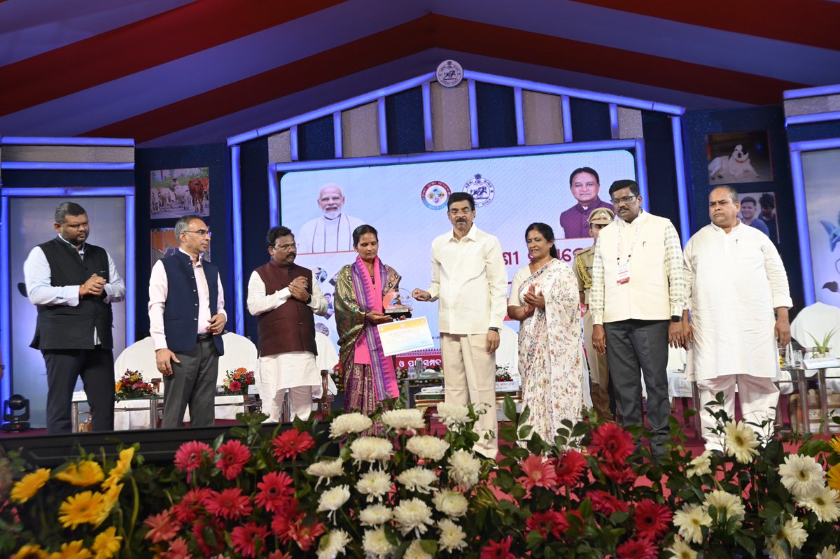(2/3)
alongside Shri Gokulanand Mallick, Hon’ble Minister, F&amp;ARD and MS&amp;ME, Odisha(<a href="/GokulanandaBJP/">GOKULANANDA MALLICK</a>), Ms Sulochana Das, Mayor BMC(<a href="/Sulochana_Apa/">Sulochana Das</a>), and other esteemed dignitaries.