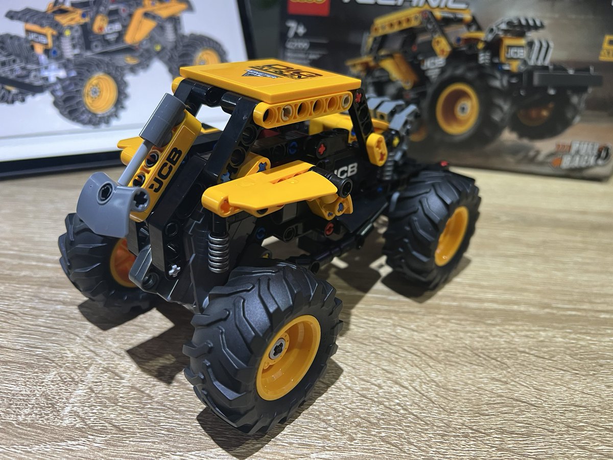 fitz0891's tweet photo. #LegoTechnic #MonsterJam build 7 #JCB #DIGatron #MonsterTruck #Lego #AFOL https://t.co/khW6jggvqb