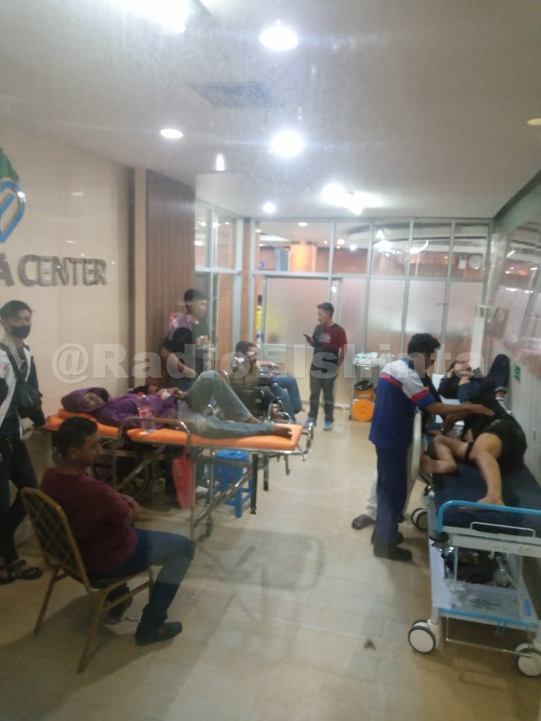 RSUD Kota Bekasi menerima 10 pasien dari kericuhan yang terjadi diluar stadion Patriot Chandrabaga Kota Bekasi atas pertandingan liga 1 BRI, Antara Persija Jakarta melawan Persib Bandung, Minggu (16/2). 📸Haa
#BeritaElshinta