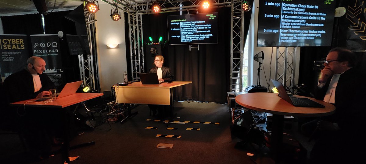 Een geweldige nagespeelde rechtzaak met even leerzame als hilarische conclusies. Dat zie je natuurlijk alleen op #hackerhotel2025