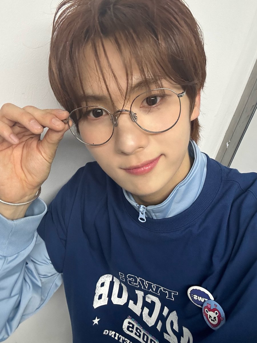 음,, 사실 벌써 첫 팬미팅이 끝이 났다는게 믿기지 않는데요 3일 내내 그냥 눈을 뜬 채로 꿈을 꾸는 것만 같았어요. 
저희 투어스에게는 42분들만 가득 모셔서 무대를 하고 행복한 추억도 만들고 사진도 찍고 그 어떤 시간보다도 값지고 소중한 시간이었어요.
앞으로 더 큰 공연장에 42분들을 모셔놓고