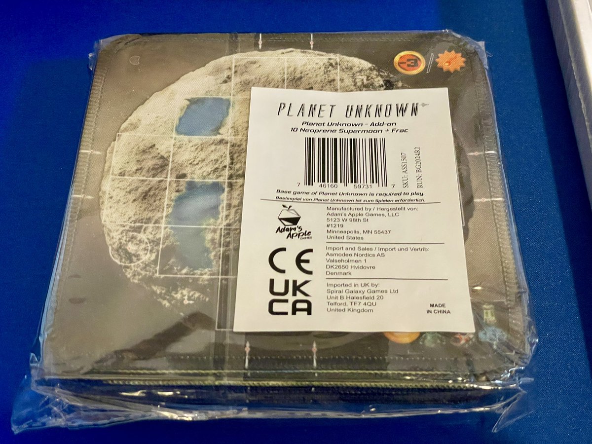 NekoYashikiMeow's tweet photo. 【着弾報告 2024/02/15】
『PLANET UNKNOWN #SUPERMOON 』

すでに日本語版も発売されている『#PLANETUNKNOWN 』の拡張セットが着弾‼️ 

拡張に伴い本体も改良された為、併せて『DELUXE EDITION』とネオプレーン製の本体マット、拡張マットもアドオンでプレッジしました😆

嬉しい☺️
#gamefound https://t.co/IN2UqKrKPu