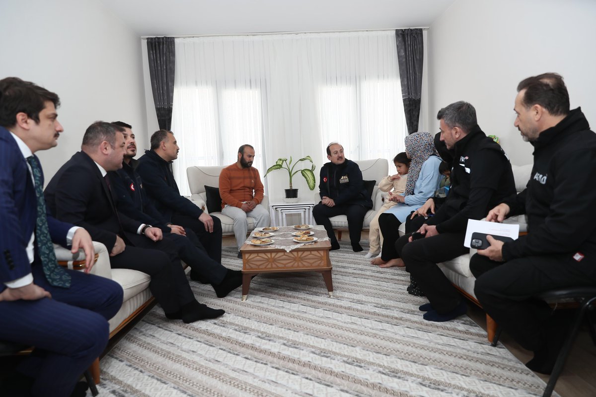 📍 Hatay • Gülderen

Hatay’ı eskisinden daha güçlü ve daha güzel bir şekilde ayağa kaldırmak için, şehrin dört bir yanında inşa ve imar çalışmaları aralıksız sürdürülüyor.

Gülderen Mahallesinde yapımı tamamlanan 2.700 konutun kurası çekilerek, hak sahibi vatandaşlarımıza teslim