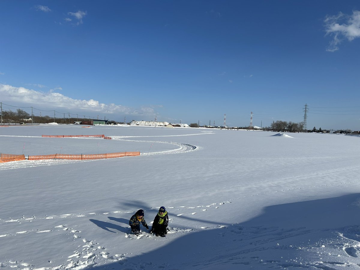 panalybouei's tweet photo. 昨日はLOOP K9 WINTER RACE 2025を見に行かせてもらいました！
犬ソリ、ルアーレーシング、discdogどれもカッコよかった✨
景品としてDaEZOの鹿ジ��ーキーを提供させてもらい感謝です♡
子供達も雪遊びしながらいろんな犬ちゃんたちを見れて満足そうでした🐕

#犬
#犬ソリ
#ルアーレーシング https://t.co/W0XTIr5EmQ