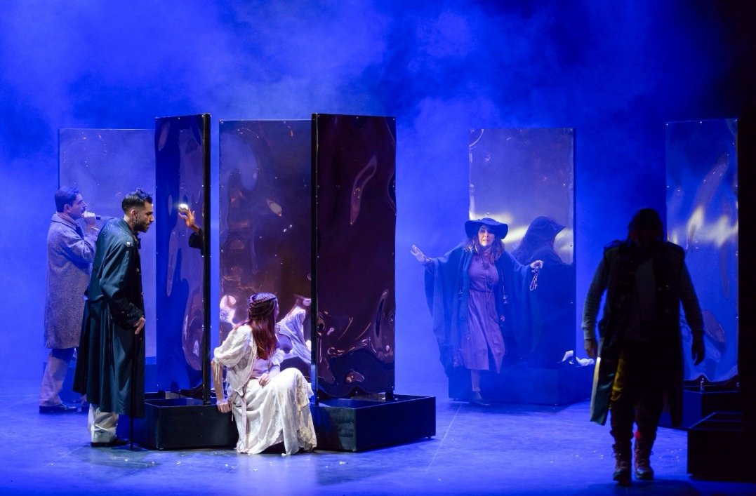 #LosGigantes se llevan cuatro aullidos para el lobo estepario.🐺🐺🐺🐺

""[...] la magia del teatro alcanza al espectador por todos los ángulos".
Leer completa: loboesteparioblog.com/single-post/lo…

Aún quedan algunas entradas para hoy en el @fernangomezccv por si queréis compartir el viaje.