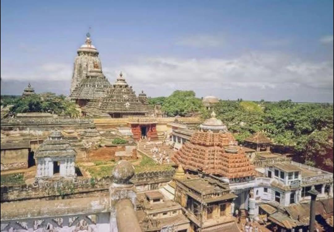 Ama_Jagannath's tweet image. ଶ୍ରୀ କ୍ଷେତ୍ରର ବହୁ ପୁରାତନ ଛବି 
Very old picture of Shri Jagannath Dham Puri 

#JaiJagannatha #JagannathTemple  #PuriDham   #ShreeMandir #JagannathPuri   
#Puri #Odisha     #ama_jagannatha_digital  
#ameodiaamajagannathofficial #Ame_odia_ama_Jagannath