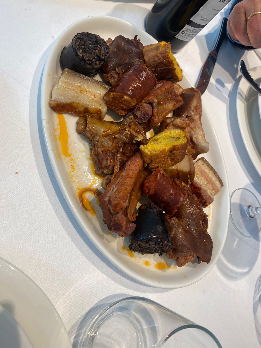 HenryMacCoy1's tweet photo. Unas exquisitas #alubiasdeibeas con sus sacramentos en #ibeasdejusrros #burgos #Cyl como me encanta conocer y disfrutar de la #gastronomía #dietaligera #ilovefood https://t.co/WOGbJii9rm