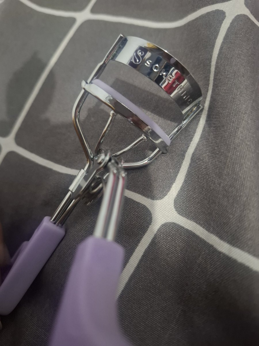 sshotoya's tweet photo. wts preloved eyelash curler somethinc
> include box &amp; 1 pc pillow rubber
> 45K https://t.co/o366Om17oD