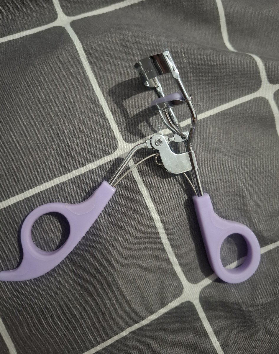 sshotoya's tweet photo. wts preloved eyelash curler somethinc
> include box &amp; 1 pc pillow rubber
> 45K https://t.co/o366Om17oD