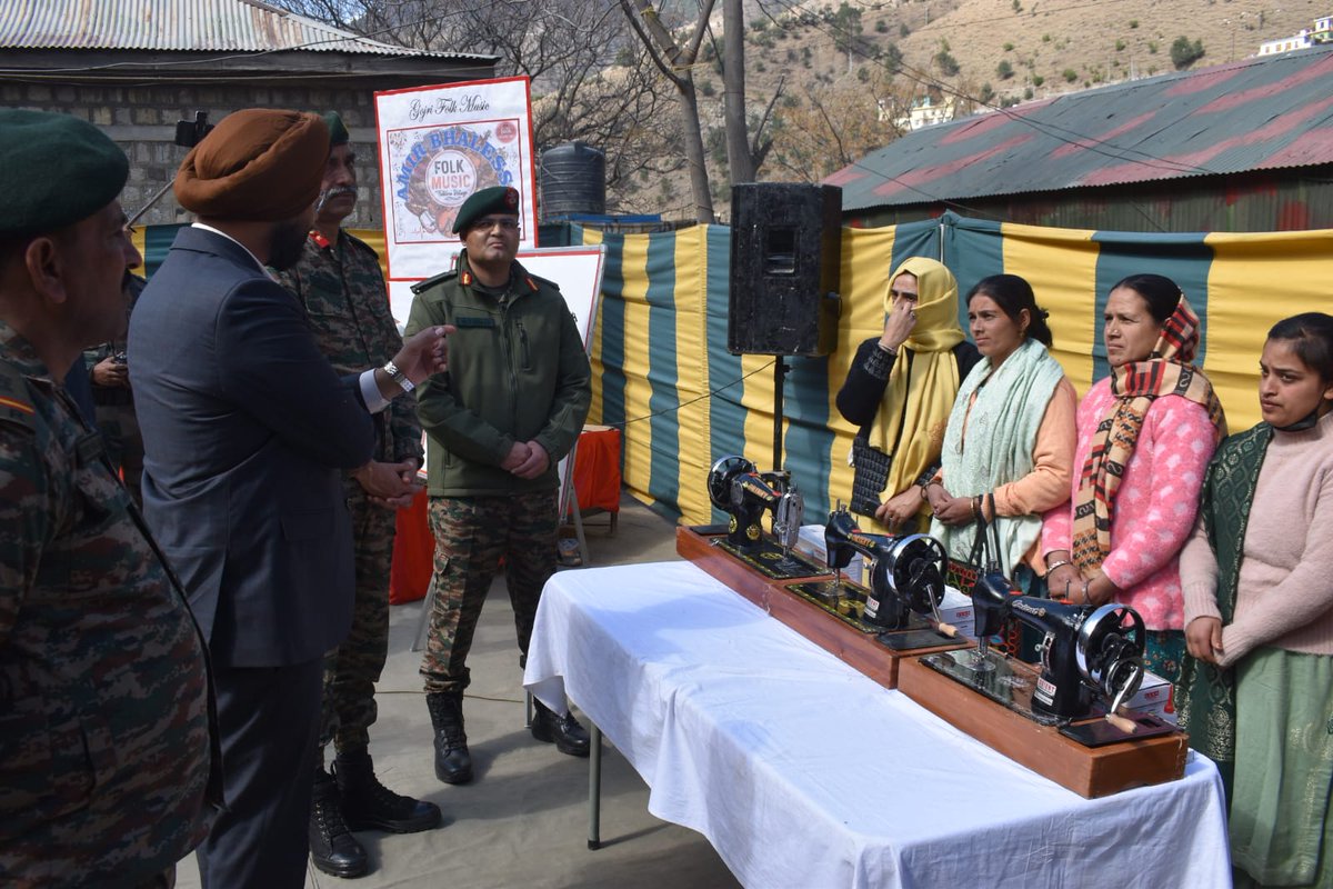Harshit43085793's tweet photo. #IndianArmy organised Ex Servicemen Meet at Thatri, district Doda to discuss about the various difficulties being faced by them. The rally was aimed to honour and salute the patriotic spirit of Ex Servicemen. 
#IndianArmyforThePeople&amp;WithThePeople
#ArmywithAwaam
@NorthernComd_IA https://t.co/svgkjrbR3R