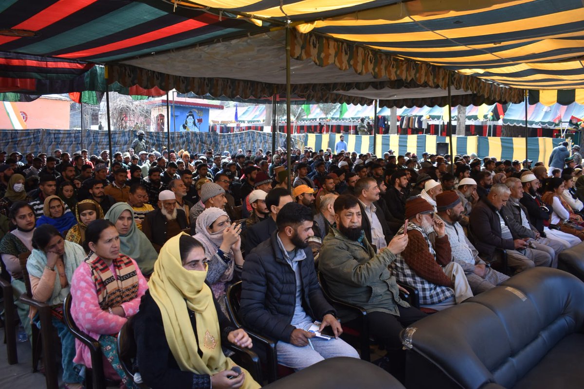 Harshit43085793's tweet photo. #IndianArmy organised Ex Servicemen Meet at Thatri, district Doda to discuss about the various difficulties being faced by them. The rally was aimed to honour and salute the patriotic spirit of Ex Servicemen. 
#IndianArmyforThePeople&amp;WithThePeople
#ArmywithAwaam
@NorthernComd_IA https://t.co/svgkjrbR3R