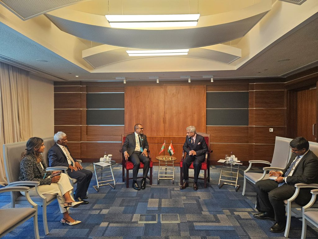 Foreign Minister Dr <a href="/abkhaleel/">Abdulla Khaleel</a> met with the Minister of External Affairs of #India <a href="/DrSJaishankar/">Dr. S. Jaishankar</a> in the margins of the #IOC2025. 

Both Ministers reflected on the Maldives-India relationship and discussed new areas of cooperation.

<a href="/MEAIndia/">Randhir Jaiswal</a>