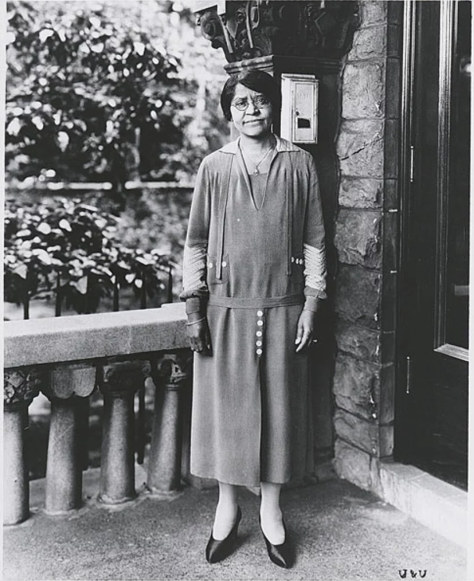 Born in 1869, Annie Malone found her way in cosmetology. By 20, she launched her 1st hair care line, later trademarking PORO. She built a beauty empire, becoming 1 of the nation’s wealthiest women. She passed in Chicago in 1957. #BlackHistory #AnnieTurnbo #bhm #business #money