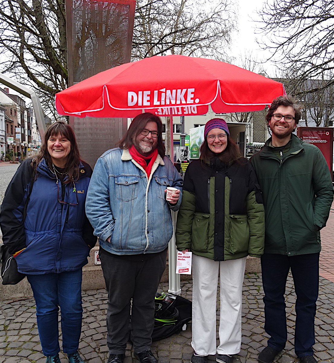 Auf der Zielgeraden!

Eine Woche vor der Bundestagswahl haben wir nun einen zusätzlichen "Info Point" im Zentrum von Bonn-Duisdorf eröffnet, der interessiert wahrgenommen wurde - trotz Konkurrenz von CDU und Grünen auf der anderen Straßenseite. 😜
#dielinke  #solidarität