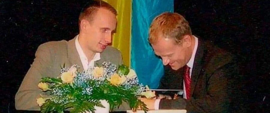 berezakar's tweet photo. @JKowalski_posel a pamiętasz jak z wielkim honorem wręczałeś kwiaty Panu Donaldowi Tuskowi? https://t.co/vXWBFIbm3D